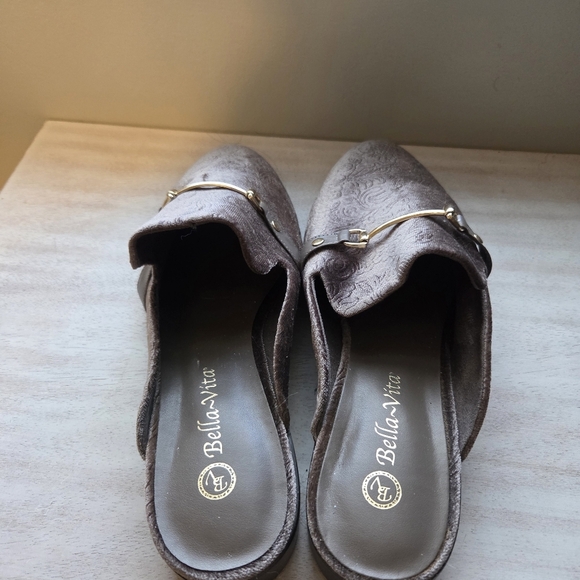 Bella Vita Women's Bab's Taupe Gray  Embossed Velvet Fairy Slip On Mules. Sz 10W - Picture 4 of 7